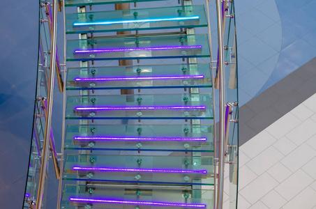 金属玻璃楼梯和霓虹灯,led 背光照片