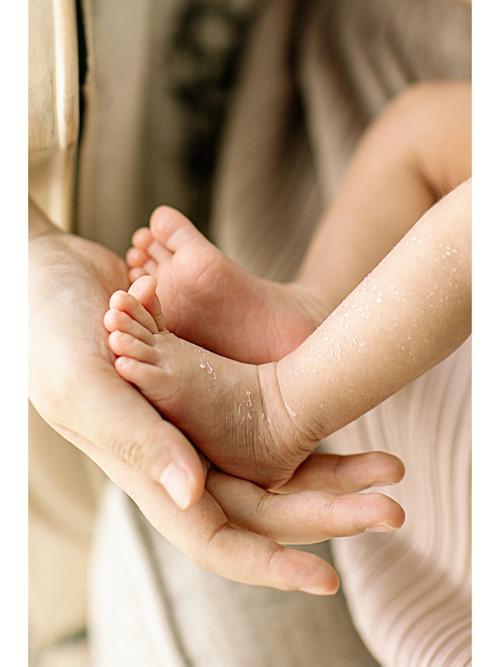 答案是睡着,否则小宝宝的手脚会一直处于动动动东动动
