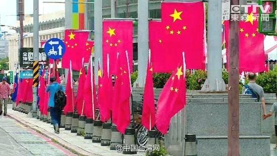 原来是"爱国同心会"事先申请路权办活动,他们称将五星旗插遍台湾岛,是