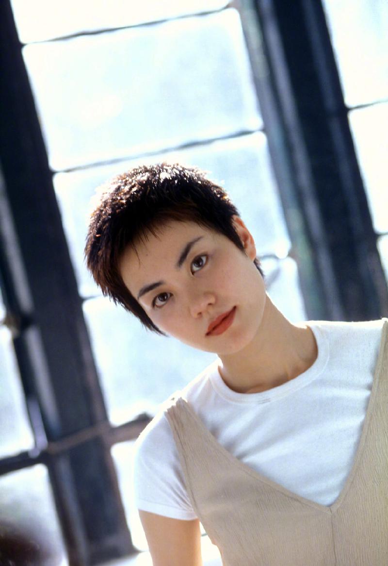 20年前的王菲才是"短发女神",寸头造型时尚俏皮,一般人就算了