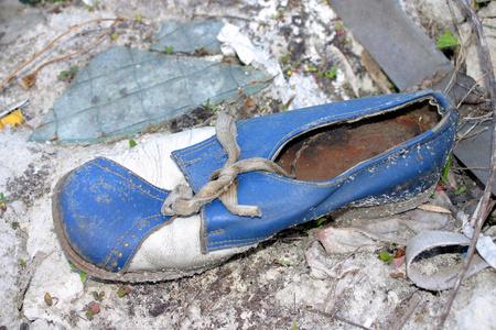 垃圾场的旧鞋子照片