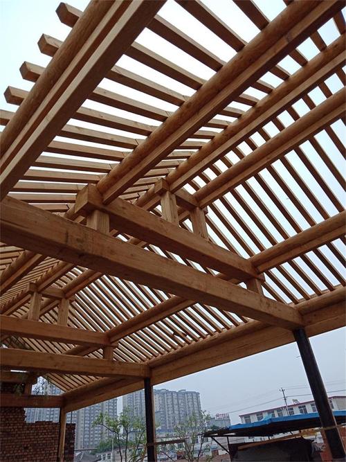 产品名称:木结构保定木装修是房屋工程中满足围护,通风,采光,装饰等