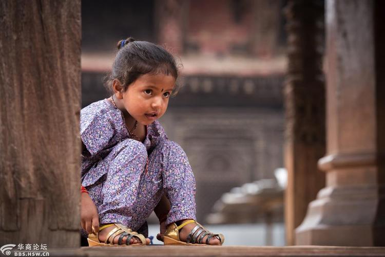 尼泊尔杜巴广场上的小女孩