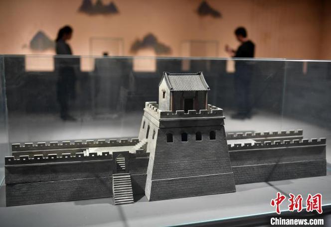 图为万全长城卫所博物馆内展出的长城结构模型. 翟羽佳 摄