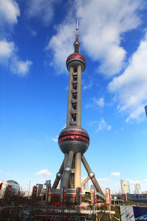 今天,上海的天气晴朗,夜幕渐渐降临,东方明珠塔灯光闪耀,照亮了整个