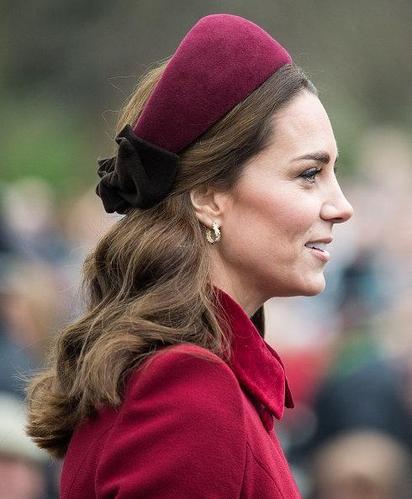 凯特王妃换了发型,整个人气质都不一样了,穿着红衣更是优雅高贵