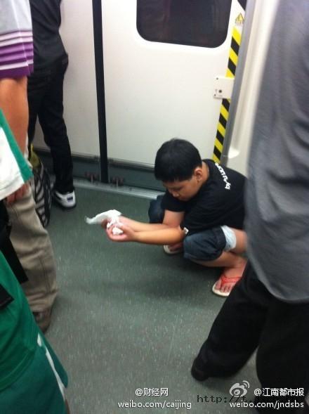 "】 @李小冷 :"在地铁三号线看到的一幕,大家没看错,那孩子在角落拉屎