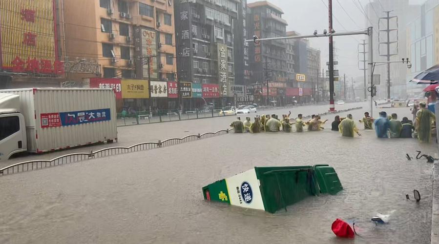 外国网友:不可思议!以为德国暴雨很严重,没想到河南郑州更严重