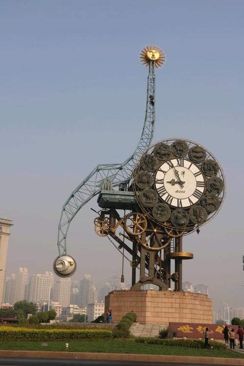 在天津站前广场建造的大型标志性城雕建筑