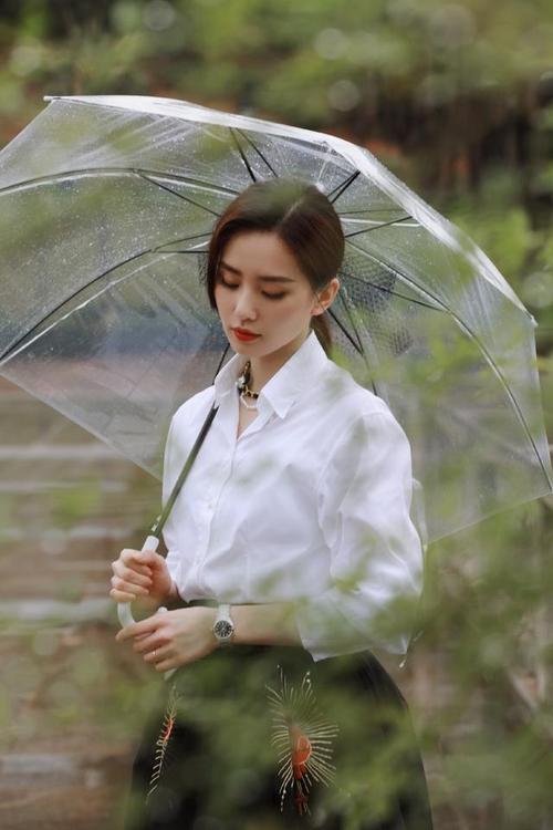 刘诗诗雨中漫步大片释出,白衬衫黑纱裙,手撑雨伞,优雅迷人