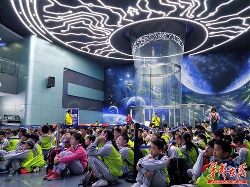 变身"空中飞人" 长沙飞行体验馆打造旅游全新体验