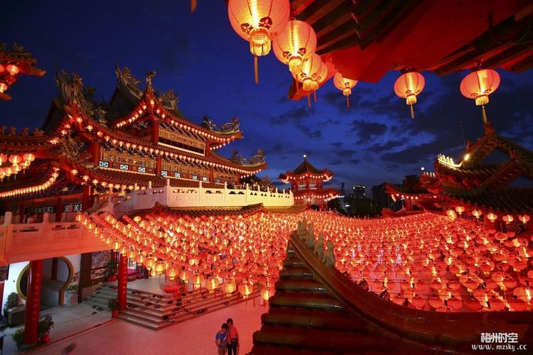 马来西亚首都吉隆坡,一所中国寺庙挂满了红彤彤的灯笼