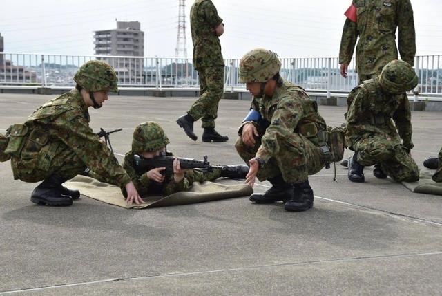 日本陆上自卫队首次公开女干部军事训练现场照片
