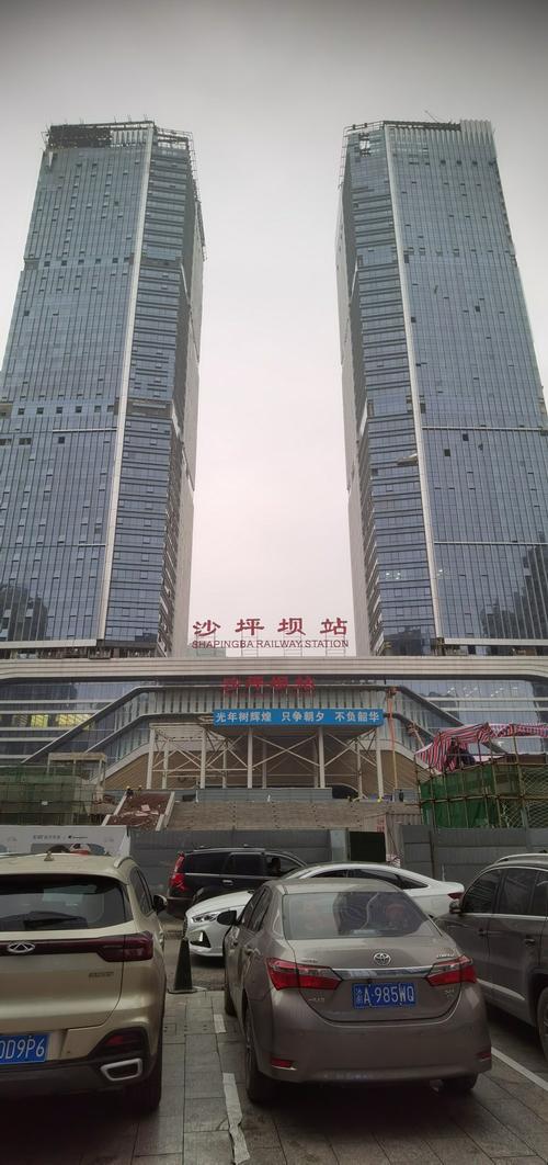 沙坪坝高铁站,就在我下榻的重庆丽苑维景国际大酒店的对面.