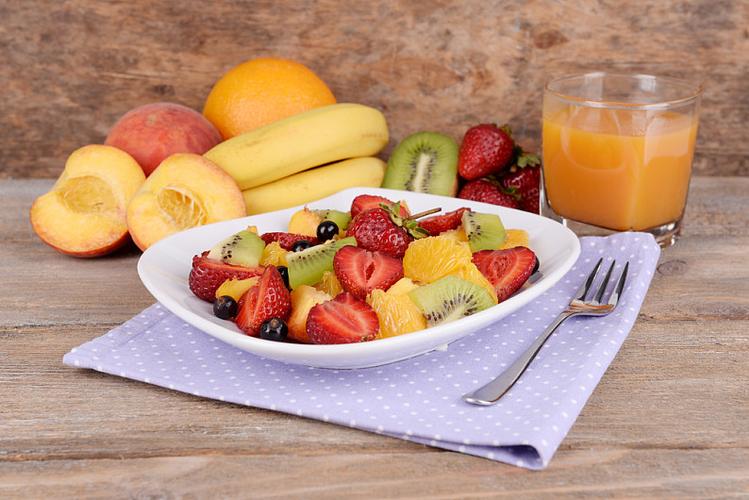 新鲜水果,沙拉,盘子,果汁,桌上,木质背景_高清图片_全景视觉