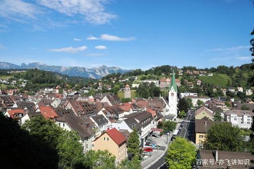 列支敦士登的居民只有3w多人,面积只有160.5平方公里,首都 瓦杜兹 .