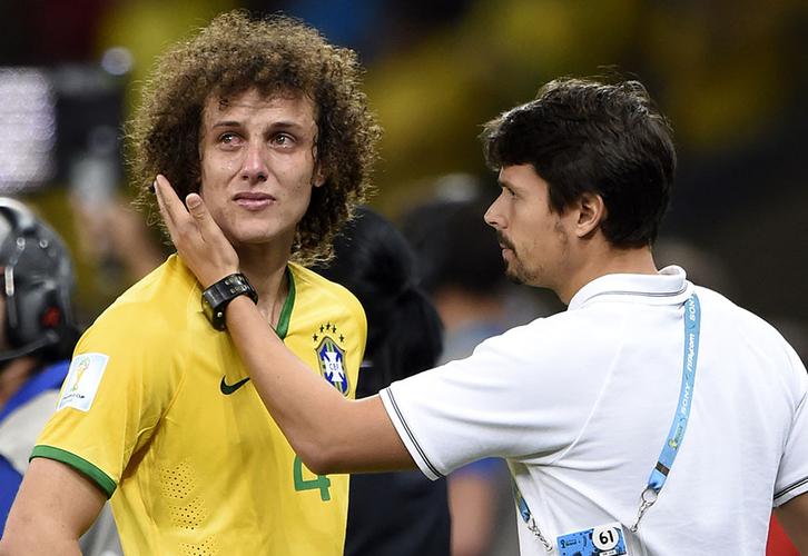 7月8日,巴西队队长大·路易斯(左)在赛后泪流满面.