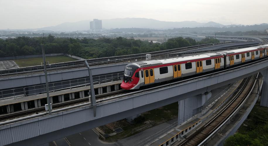 首相出席吉隆坡地铁二号线一期工程通车运营
