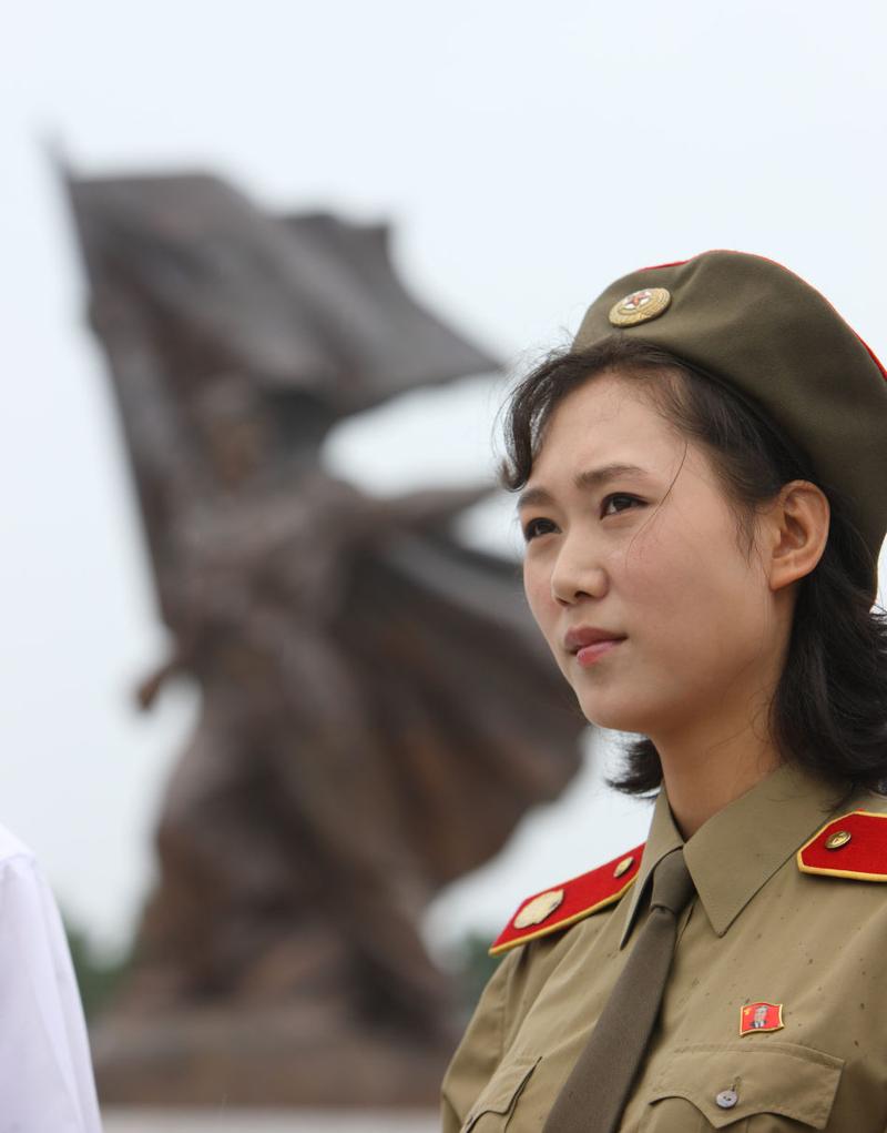 朝鲜首都平壤祖国解放战争胜利纪念塔前拍摄的女讲解员