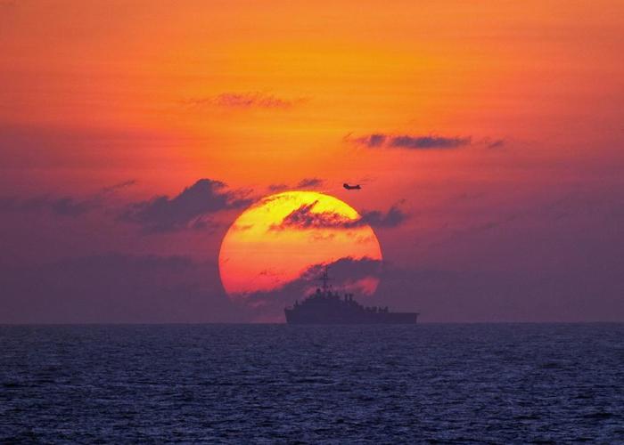 军事船舶 日落 海 海军 太阳 海洋 水 天空 运输 船只