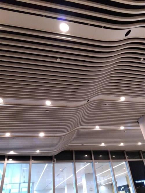 铝方通吊顶具有通透的结构,优良的排气效果,采用单向条板安装,形成