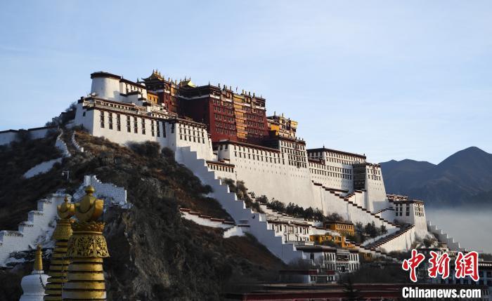 在西藏观日出迎新年 海内外游客爱上"金色布达拉宫"-中工旅行-中工网