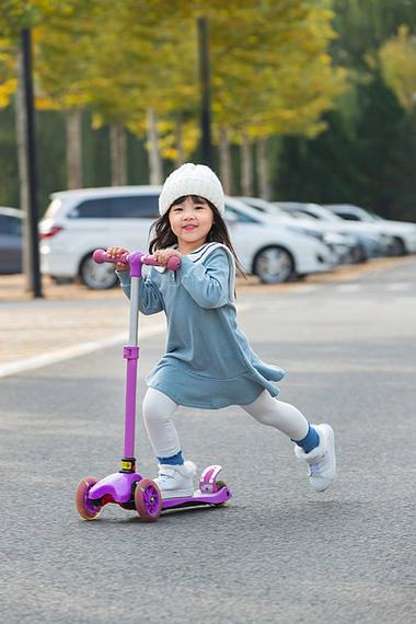 1快乐的小女孩在户外玩滑板车019地产暖场滑板表演宣传海报491/ 277