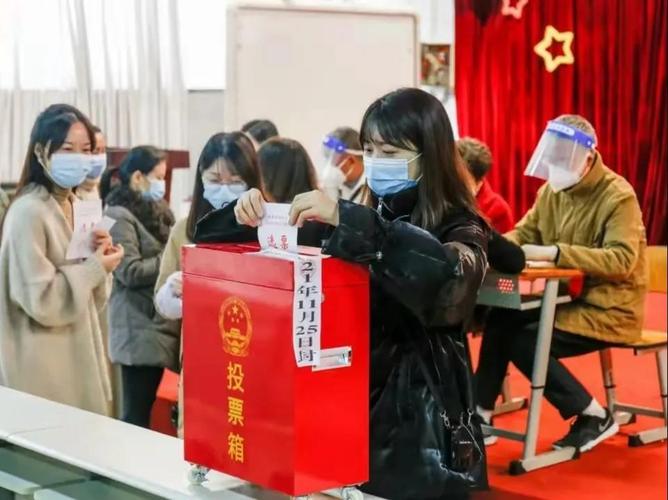锦江区年轻选民踊跃参加投票