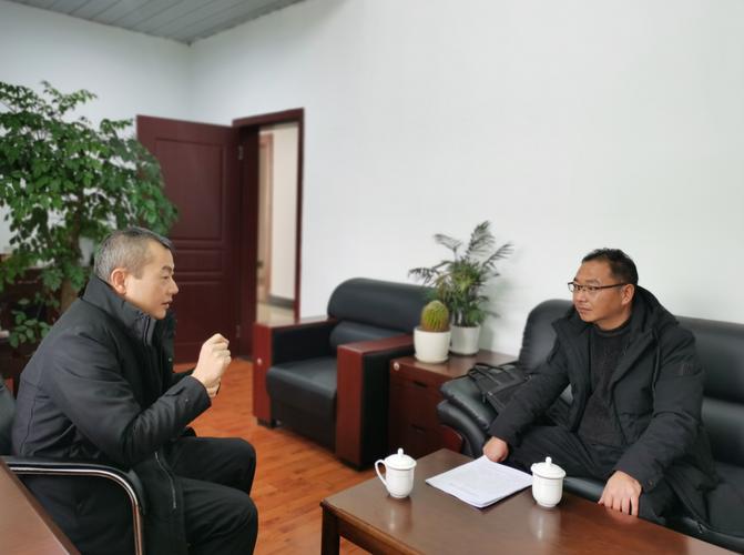 党组书记,院长胡浩与黄志华代表交流意见和建议