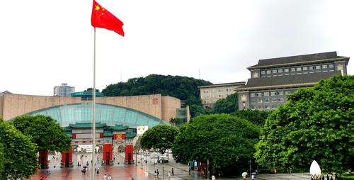 博物馆左面两幢灰色大楼,就是重庆市政府.