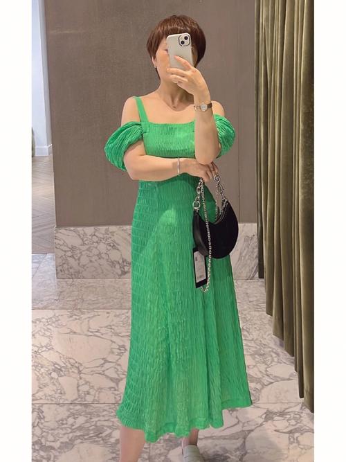 新款鲜绿色连衣裙