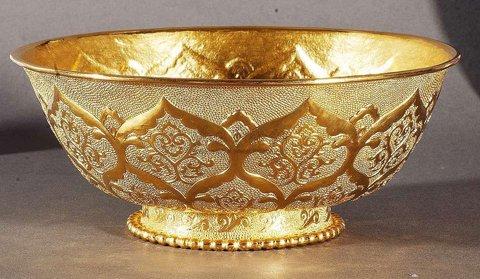 金餐具也是很少见的,多为皇帝所用,这次出土的金碗是唐代金银器中仅见