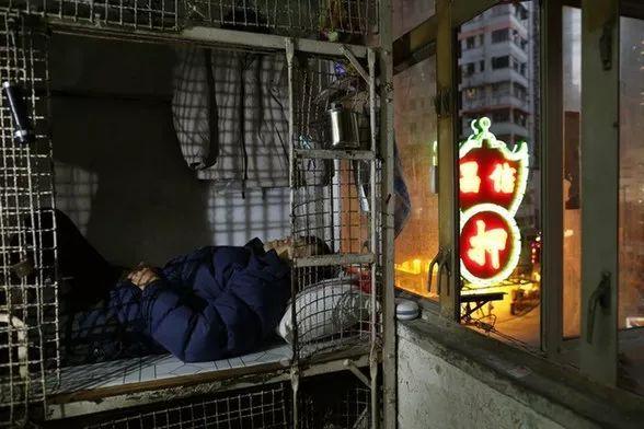 20万香港人住着棺材房你还敢鄙视南宁的城中村吗