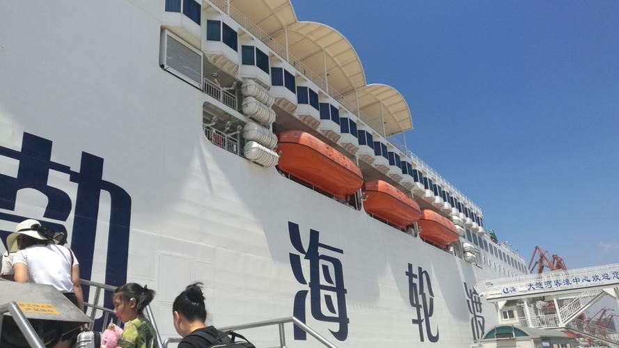 这艘两万吨级的渤海轮渡滚装船非常大,就像一座海上宾馆.