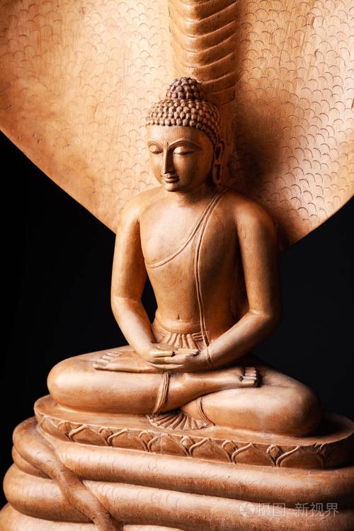 佛陀在纳格·穆卡琳达国王的保护下,在冥想姿势下.