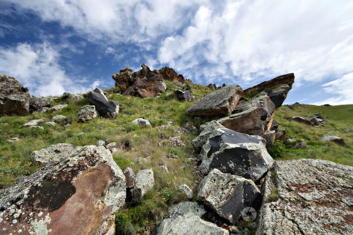 高加索山脉山谷中的一堆岩石