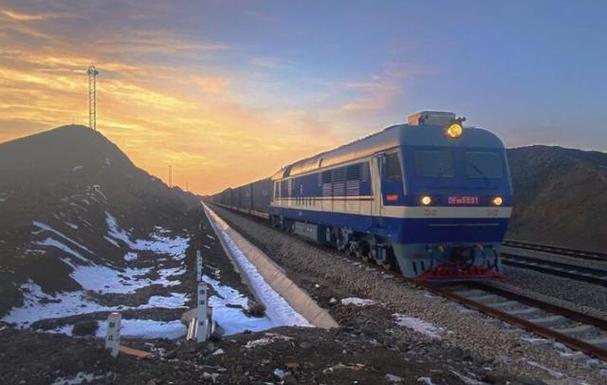 新疆"天山号"旅游专列5月1号首发,沿途风景美,每个人8580元起