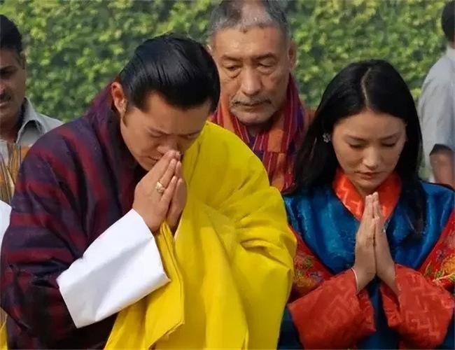 回顾17岁登位的不丹国王娶同胞4姐妹连生10个孩子51岁退位让贤