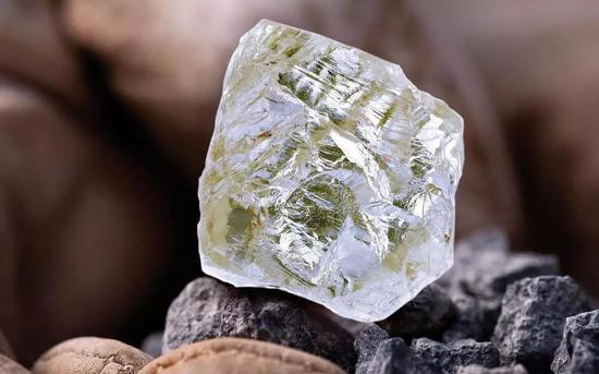 山东蒙阴和湖南沅江流域,辽宁瓦房店是目前亚洲最大的钻石矿山