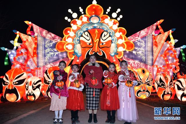 春节临近,安徽省砀山县举办了以当地非遗,民俗文化为主题的迎春灯会