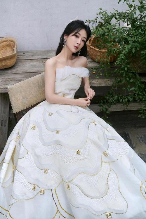 杨紫分享美照白色镶边礼服美如新娘五官精致让人心动