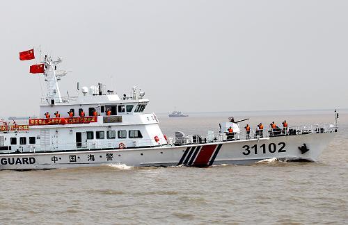 5月16日,海警巡逻艇驶向执勤海区.新华社记者 陈飞 摄