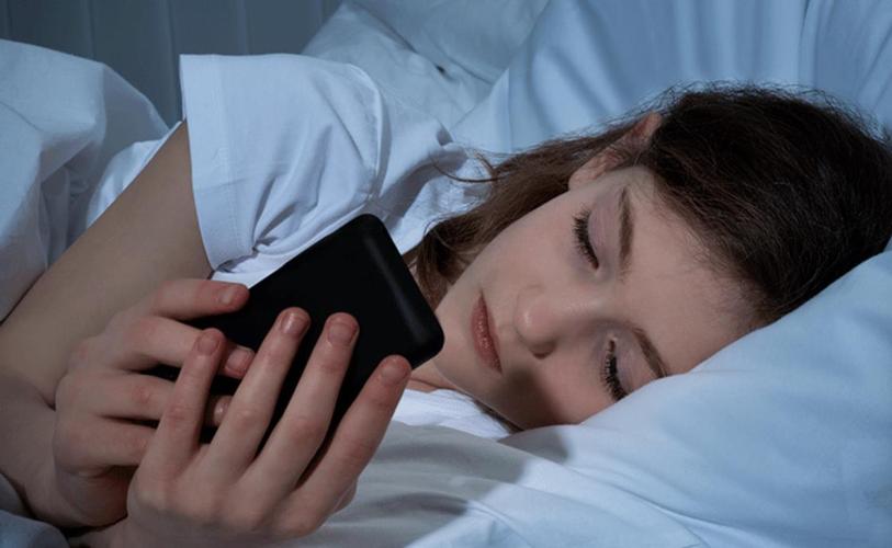 晚上躺着玩手机久了会怎样医生出现4种变化及时停止