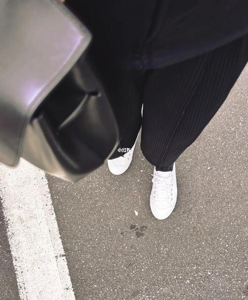 黑裤白鞋73