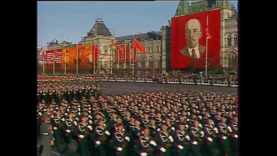 苏联军乐团在阅兵式上演奏小小无名地
