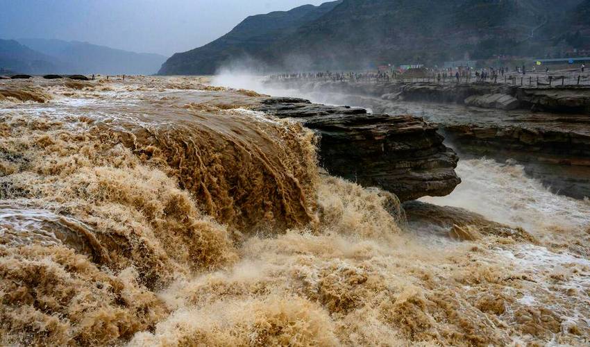 一,景点介绍壶口瀑布被誉为"黄河第一瀑",是黄河上最大的瀑布群之一.