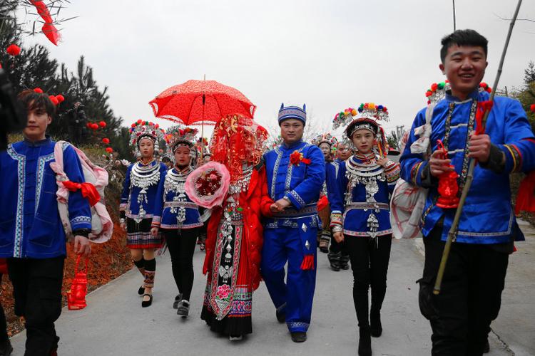 杨小娟身着苗族盛装,按苗家传统习俗举办了一场热闹的苗家传统婚礼