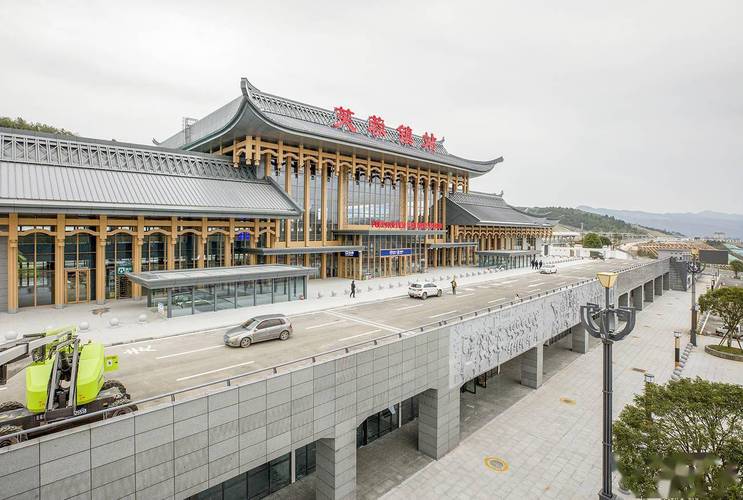 北京至凤凰古城8小时湘西最美高铁正式运营