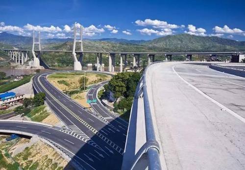 " 宜攀 " 沿江高速公路是国内高速公路建设史上,单体投资规模*的项目.