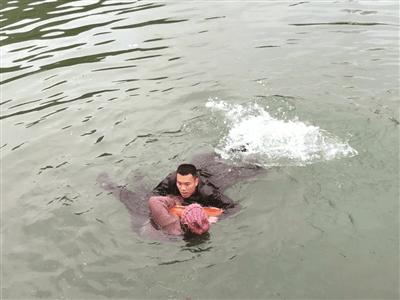 衢州:一男子突然落水,交警跳入冰冷江水救人